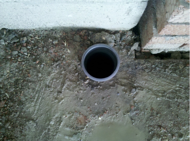 Просверленное отверстие под канализационную трубу Ø110 мм, отверстия Ø112 мм